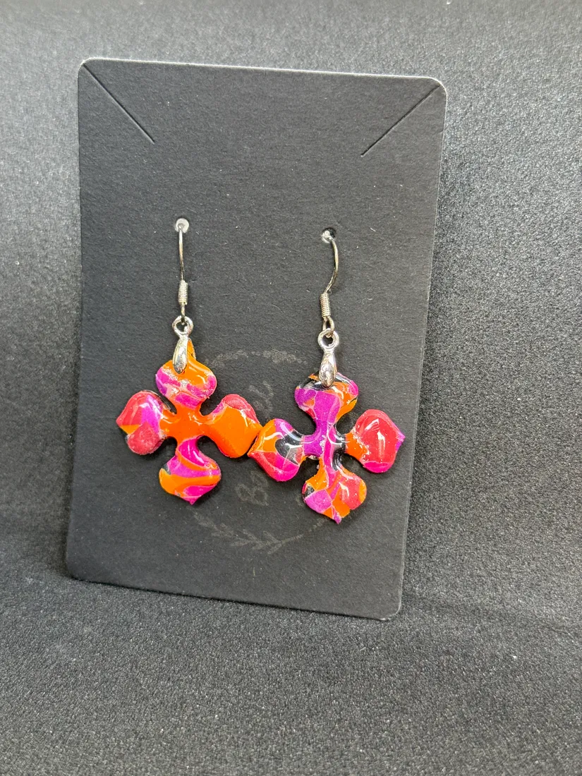 Pendientes artesanales de arcilla, pieza 23