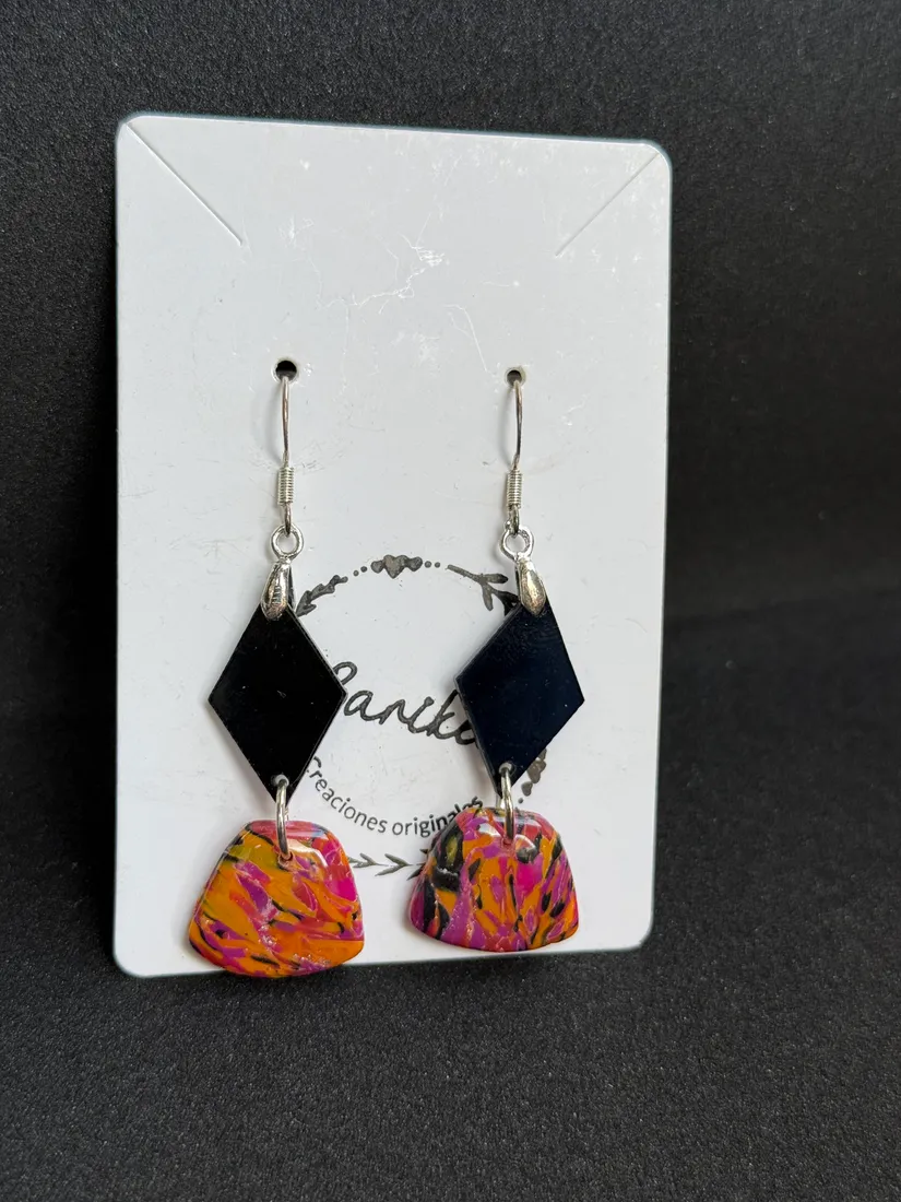 Pendientes artesanales de arcilla, pieza 33
