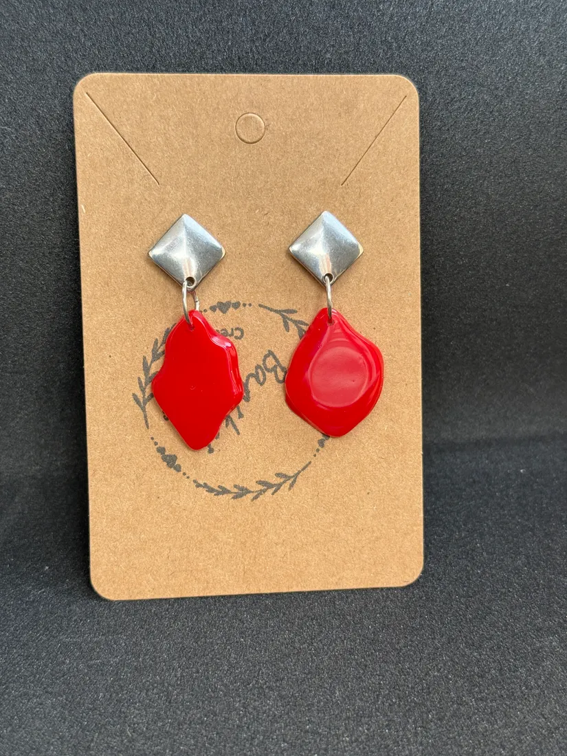 Pendientes artesanales de resina, pieza 1