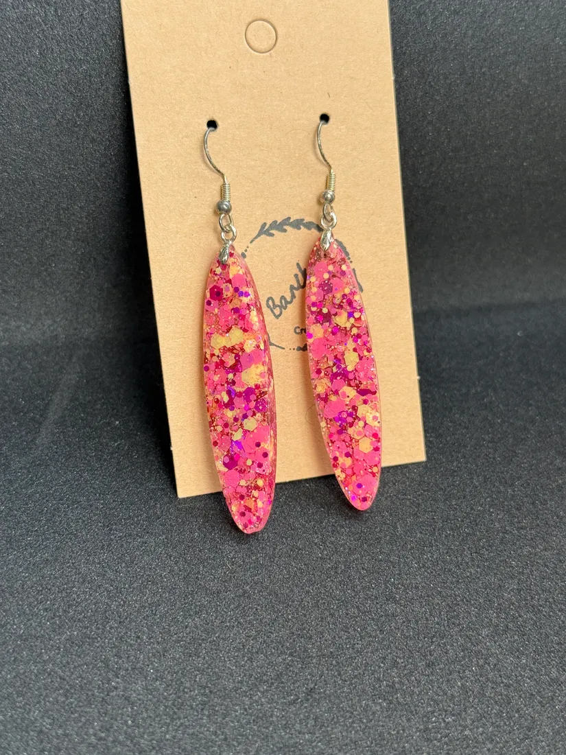 Pendientes artesanales de resina, pieza 2