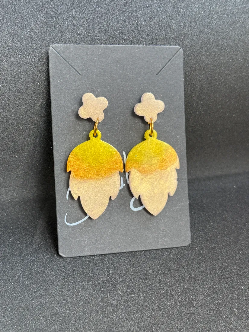 Pendientes artesanales de resina, pieza 3