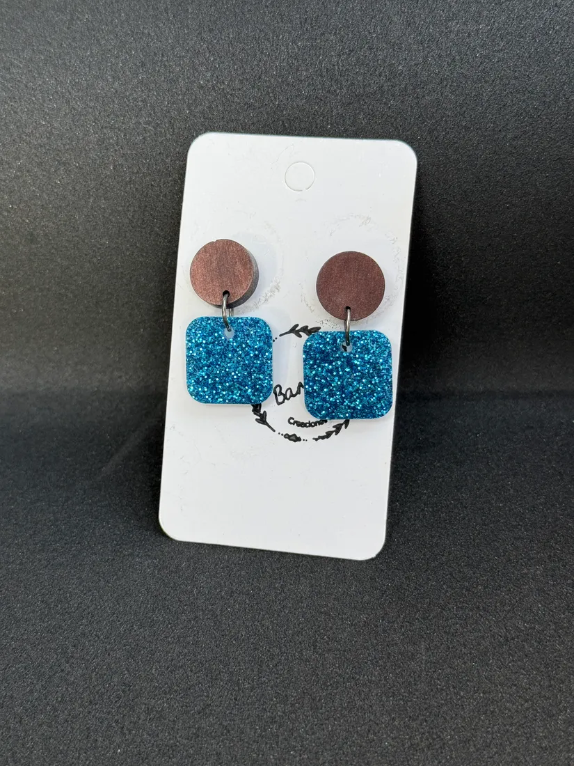 Pendientes artesanales de resina, pieza 4