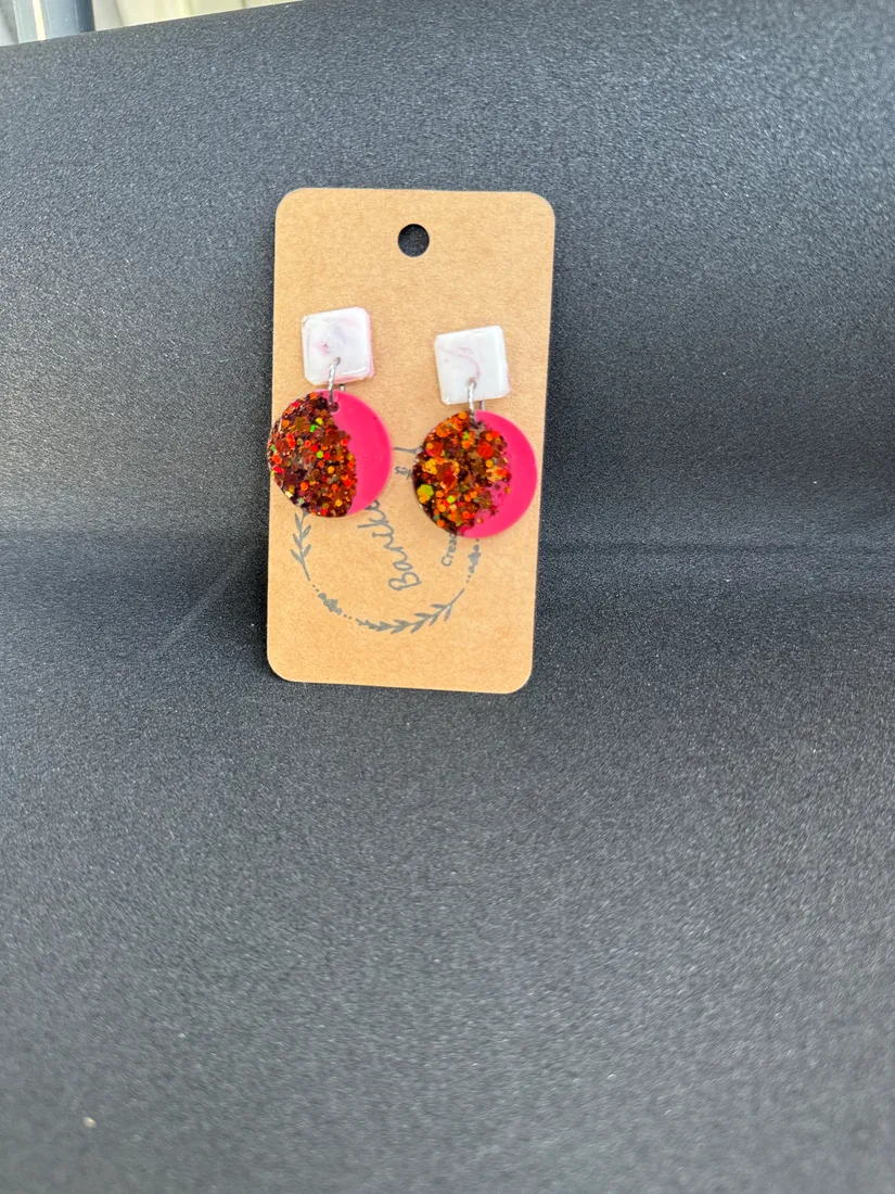 Pendientes artesanales de resina, pieza 8