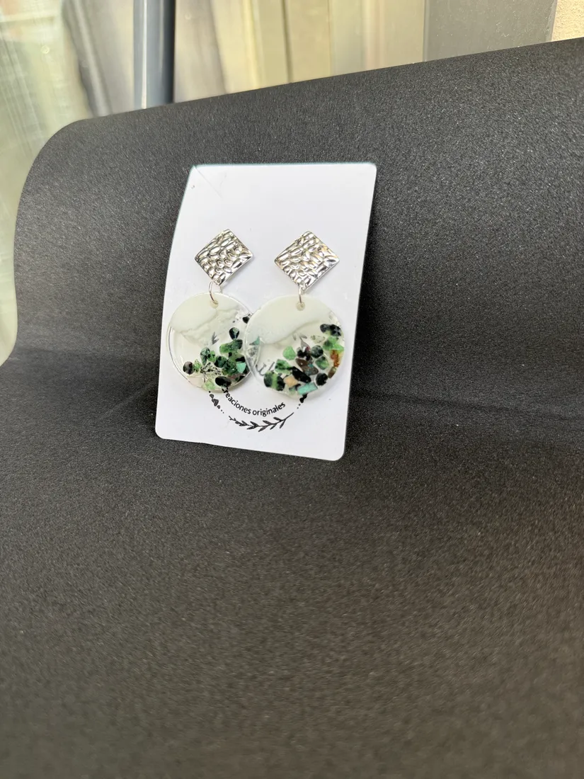 Pendientes artesanales de resina, pieza 9