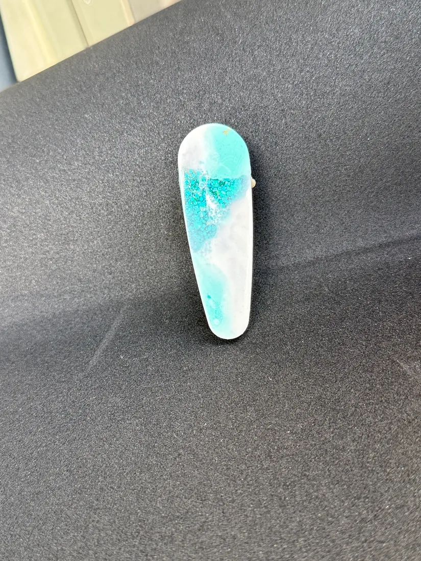 Pendientes artesanales de resina, pieza 12