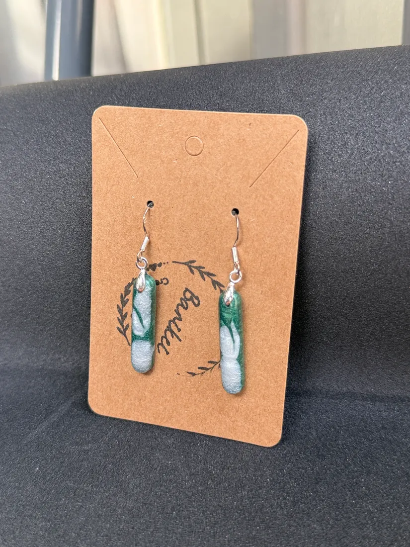Pendientes artesanales de resina, pieza 16