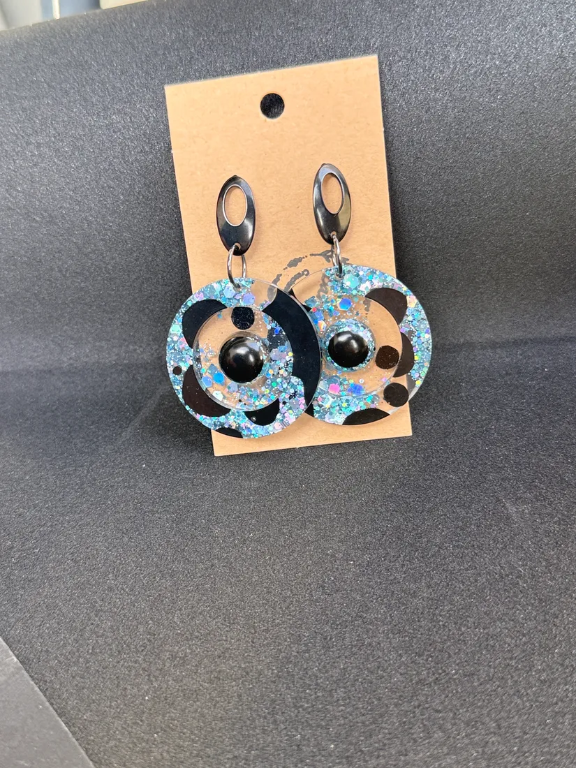 Pendientes artesanales de resina, pieza 17