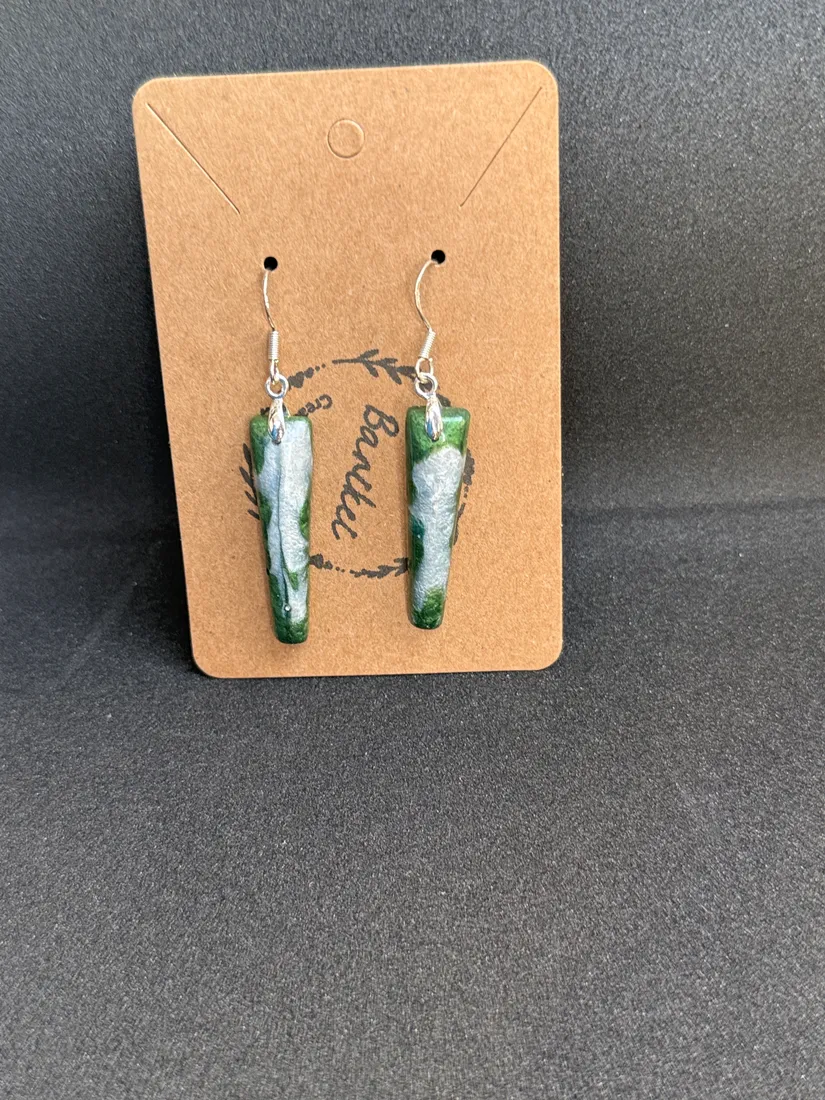 Pendientes artesanales de resina, pieza 20