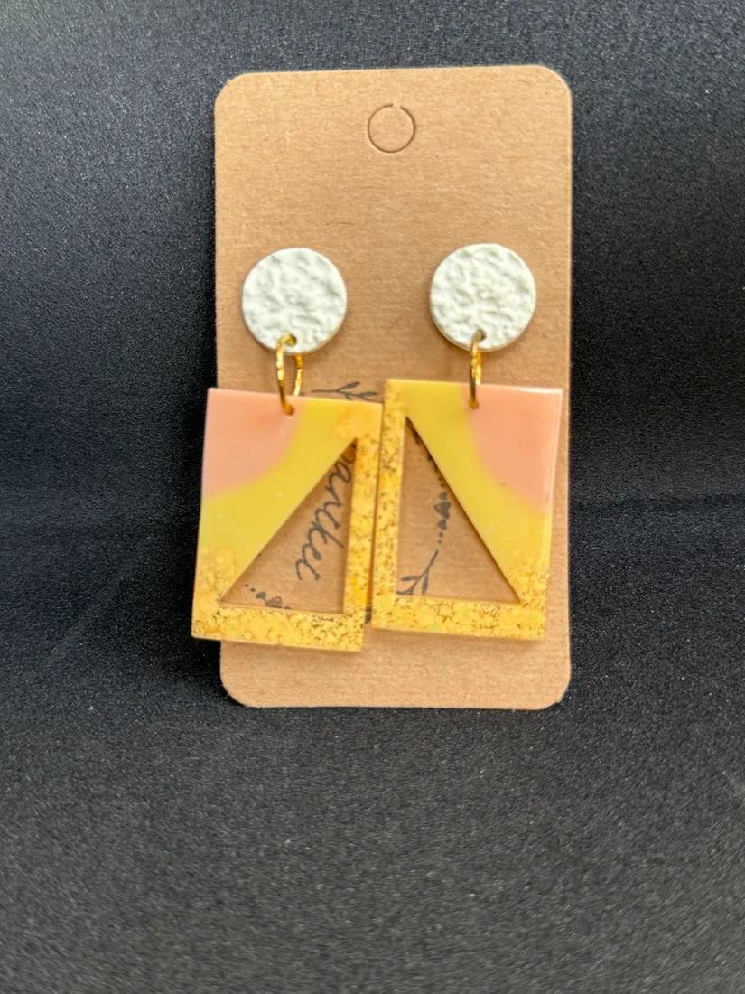 Pendientes artesanales de resina, pieza 22