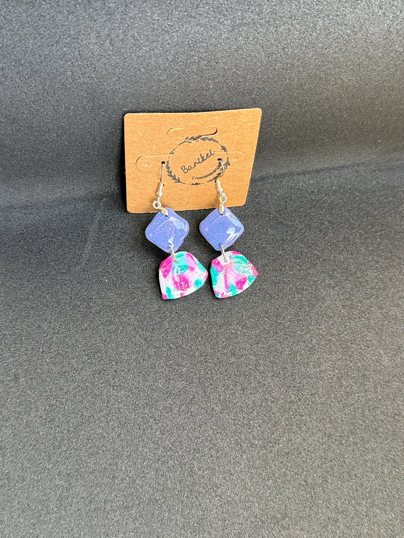 Pendientes artesanales de resina, pieza 24
