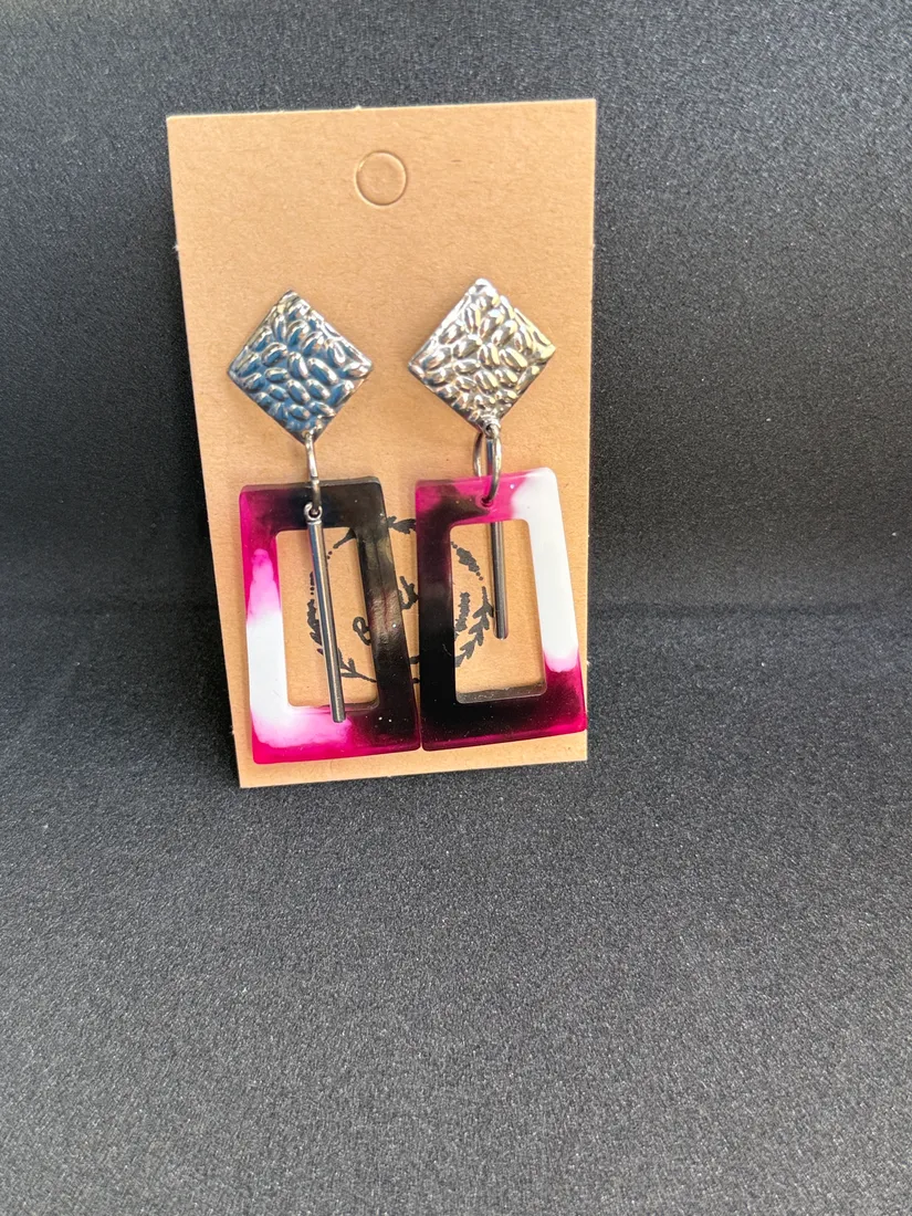 Pendientes artesanales de resina, pieza 27