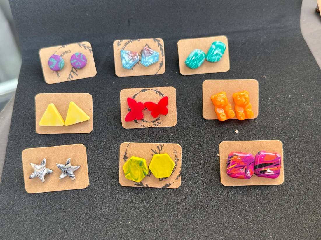Pendientes artesanales de resina, pieza 28