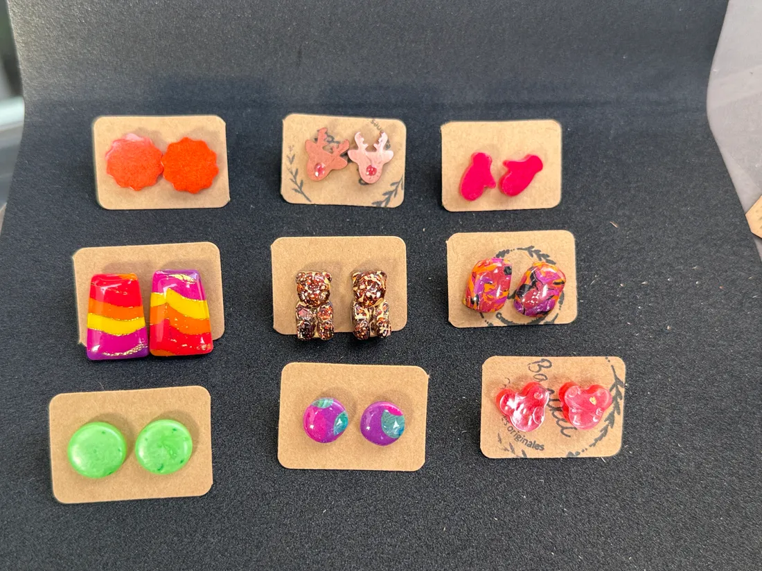 Pendientes artesanales de resina, pieza 29