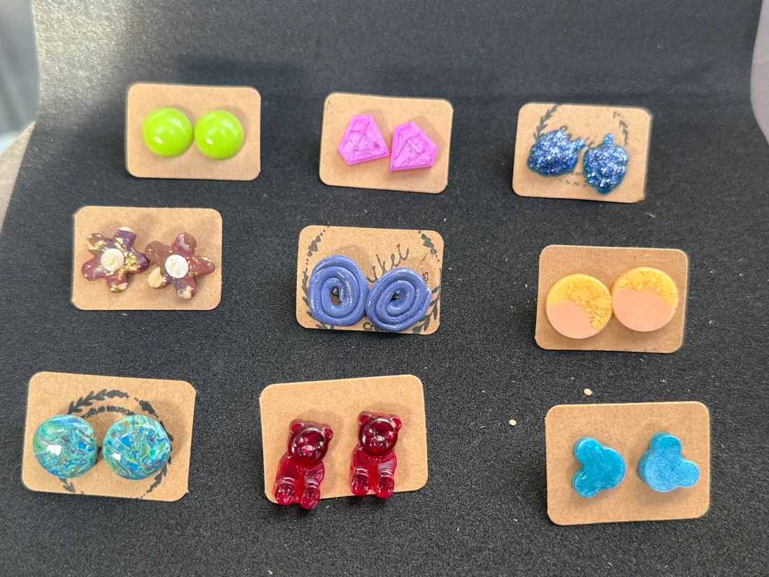 Pendientes artesanales de resina, pieza 30