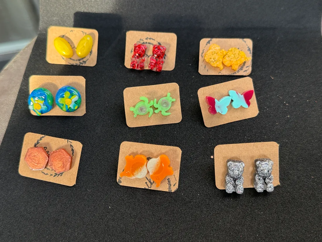 Pendientes artesanales de resina, pieza 31