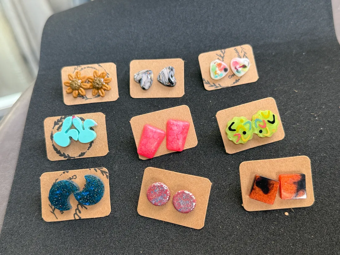 Pendientes artesanales de resina, pieza 33