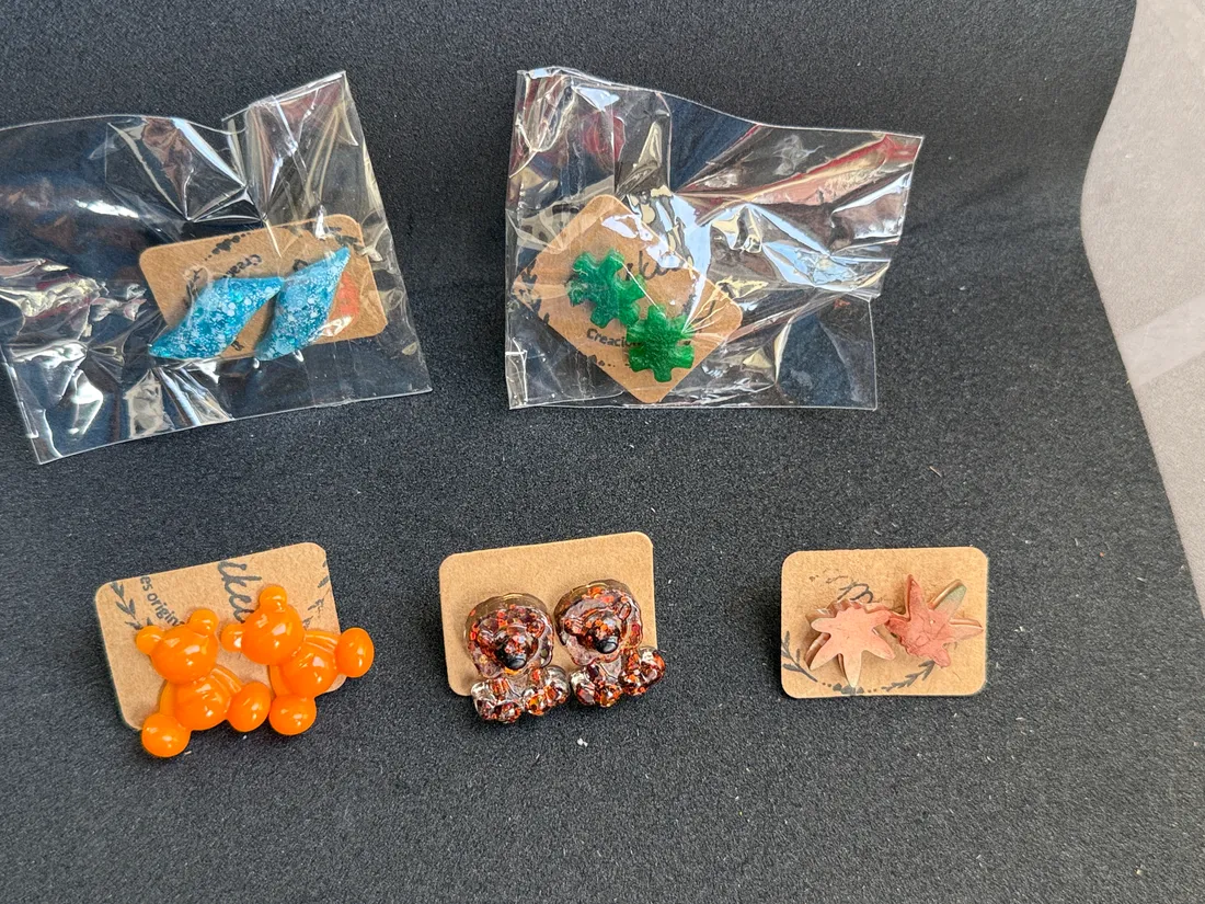 Pendientes artesanales de resina, pieza 34